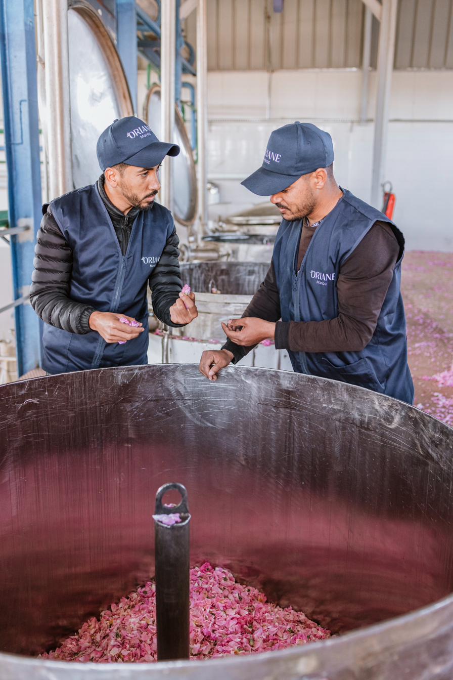 Distillation de roses, deux personnes — Oriane, Maroc