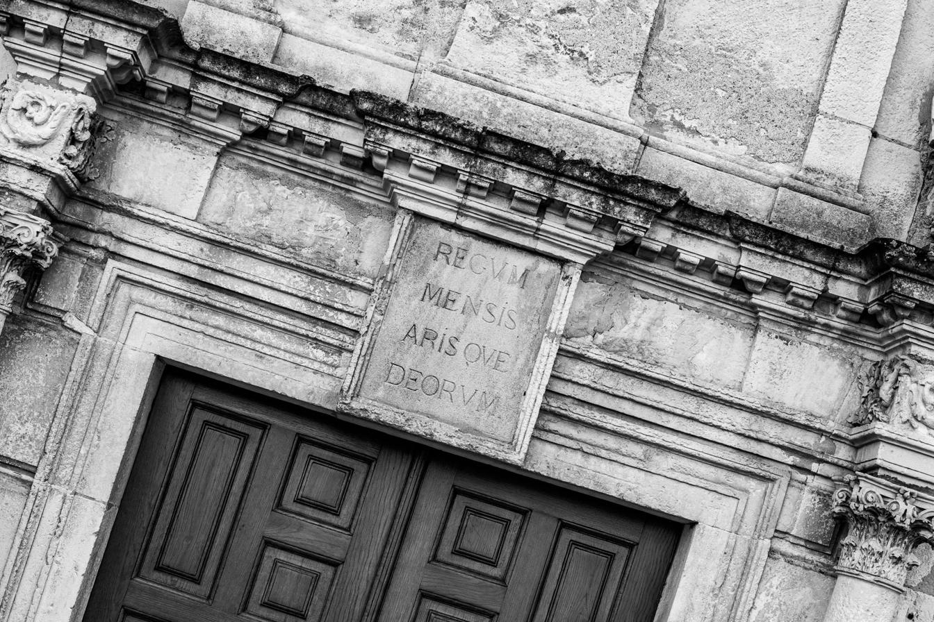 Détail sculpté d'une porte de château — Château d'Issan